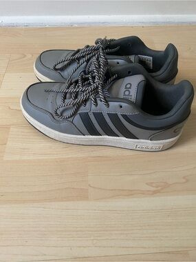 adidas Boy's Sneaker Size 5
